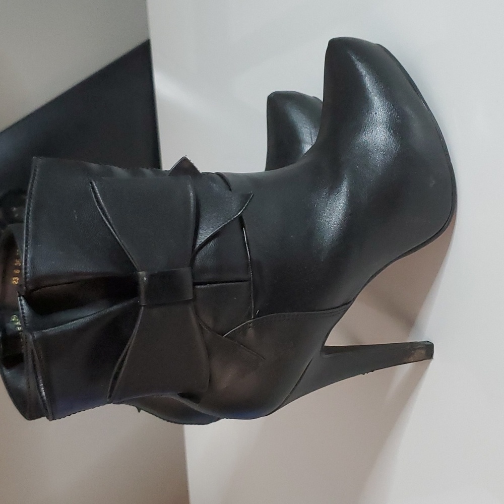 Booties with bow
